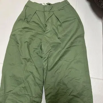 스카디 턱이 있는 카키 팬츠