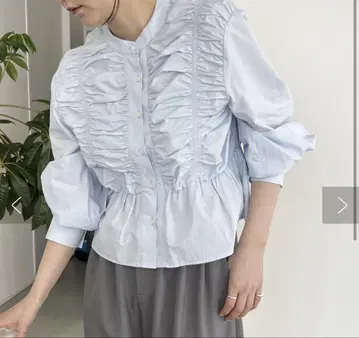 카프리 슈레 마쥬 셔링 페플럼 셔츠 블루