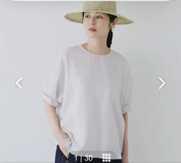 북유럽 생활용품점 깨끗한 색상의 티셔츠 블라우스 페일 그레이