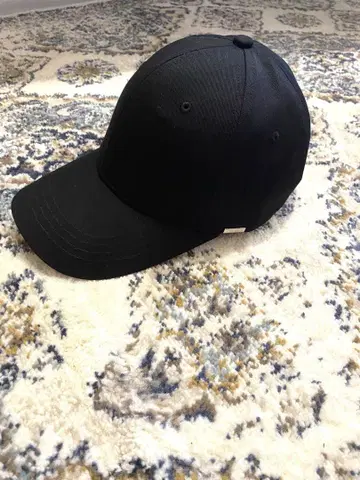 VARZAR 메탈 칩 로고 캡 블랙