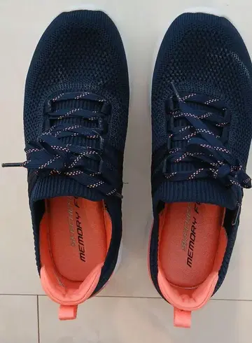Skechers 네이비/핑크 스니커즈 (Size 24.5)