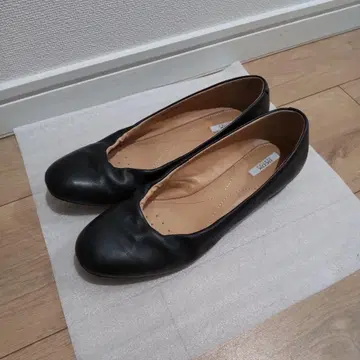 블랙 가죽 플랫 슈즈