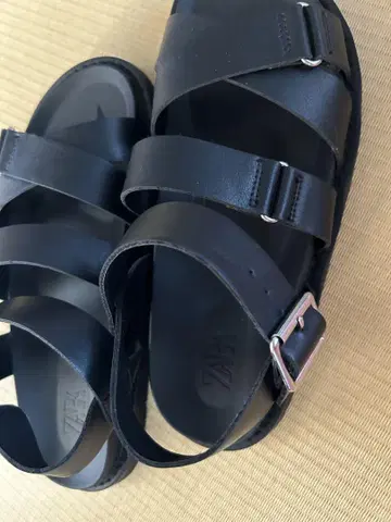 자라 블랙 스트랩 샌들