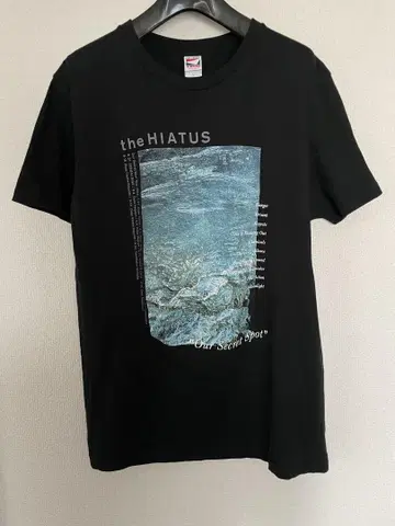 the HIATUS 블랙 티셔츠