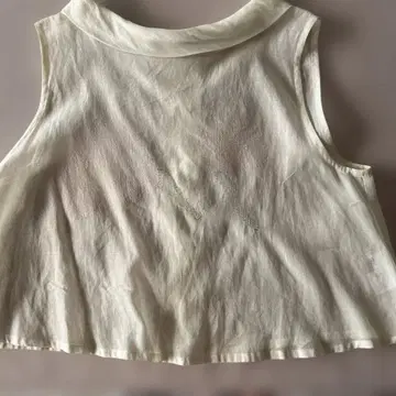 크림색 슬리브리스 탑