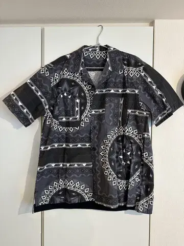 sacai 22SS 반다나 프린트 오픈 카라 셔츠