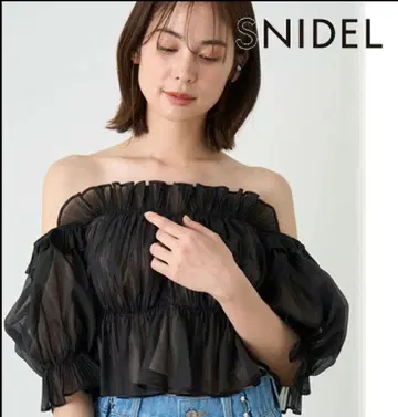 snidel 스나이델 Sustaina 개더 오프숄 블라우스