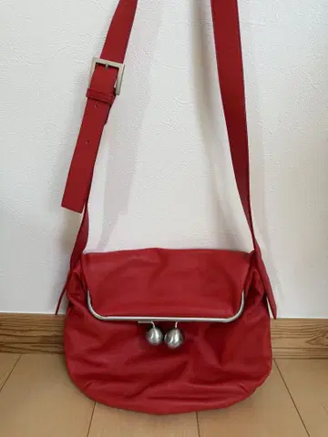 빨간색 숄더백 플랩형