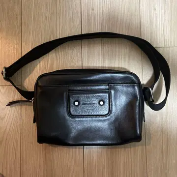 Anthonyme 블랙 천연 가죽 숄더 바디 백
