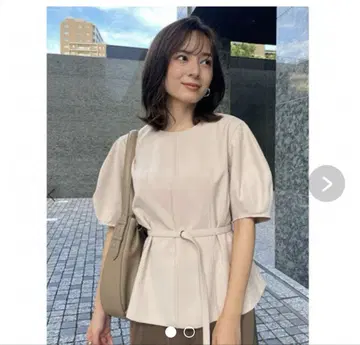 애뉴언스 스티치 디자인 블라우스 아이보리