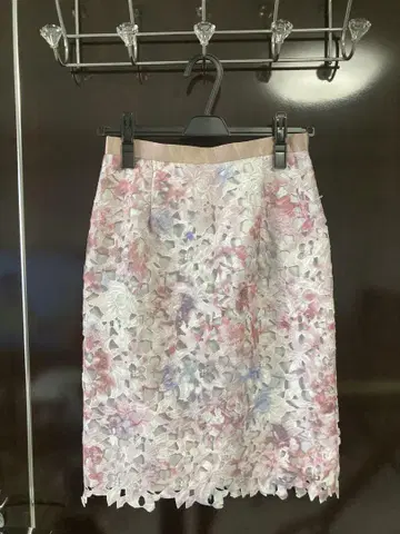 JUSGLITTY 꽃무늬 레이스 타이트 스커트