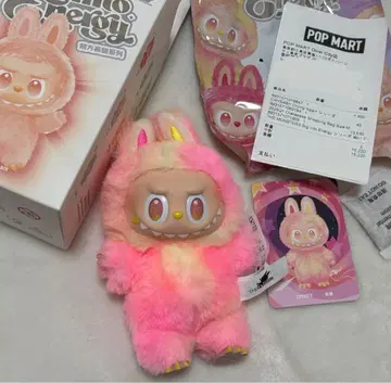 LABUBU THE MONSTERS 에너지에 열중!