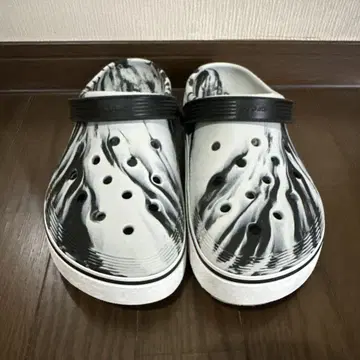 crocs 화이트 블랙 마블 클로그 샌들