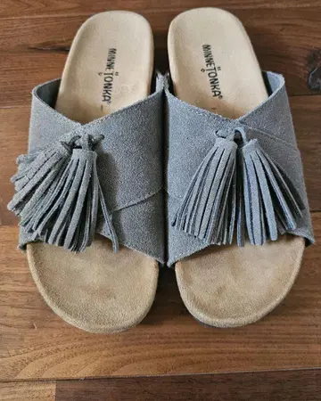 MINNETONKA 프린지 그레이 샌들