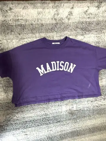 RADIATE MADISON 크롭 티셔츠 퍼플
