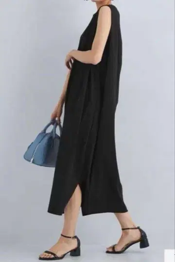 새상품급 그린 라벨 릴랙싱 슬리브리스 컷 원피스