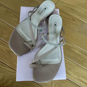 DIANA 스톤 장식 베이지 플랫 샌들