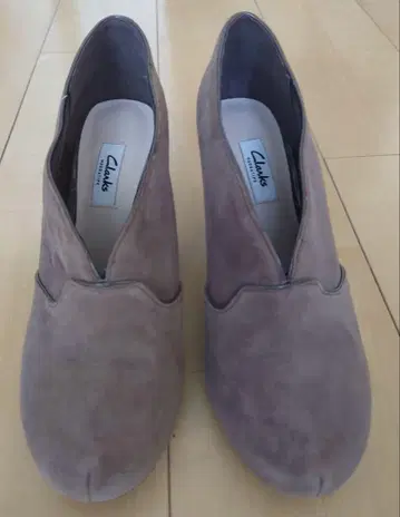 Clarks 그레이 스웨이드 부츠 미디 힐