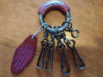 다코타 Dakota 블랙 라벨 키링 벽돌색