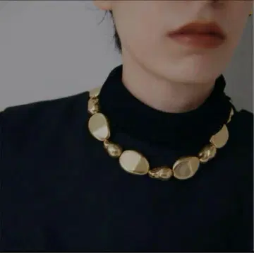 변형된 돌 목걸이