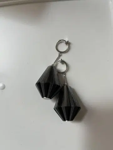 ikue 블랙 다이아몬드 컷 귀찌