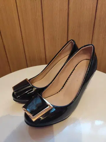 에나멜 블랙 오픈토 펌프스