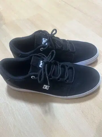 DC 블랙 스니커즈