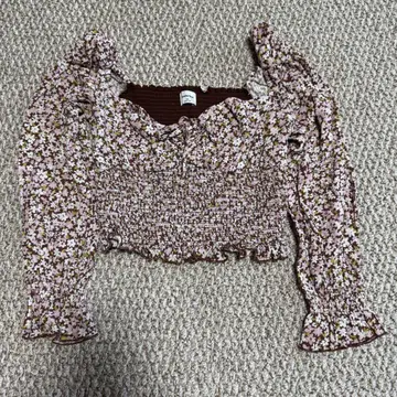 aritzia Sunday Best 플라워 프린트 크롭 블라우스