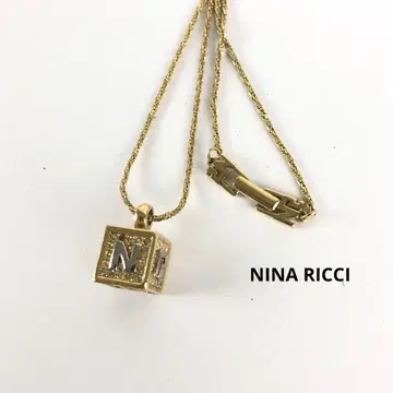 NINA RICCI 골드 큐브형 펜던트 목걸이