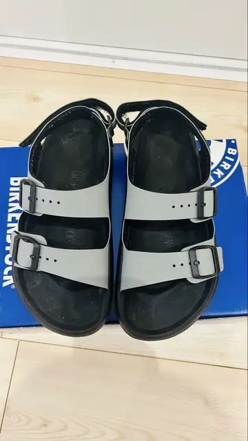 버켄스탁 그레이 샌들