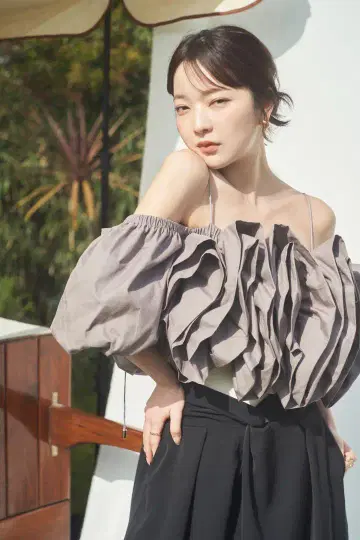 [ andequal ] volume of shoulder blouse