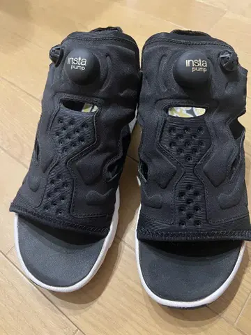insta Pump 블랙 스포츠 샌들