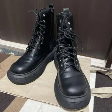 통굽 블랙 레이스업 부츠