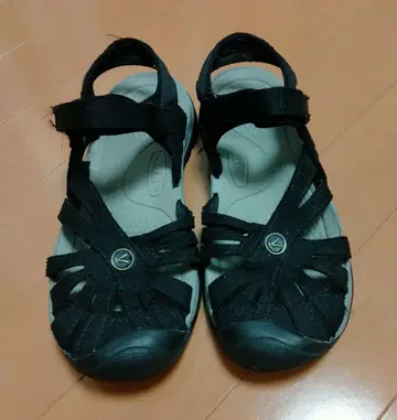 KEEN 블랙 로즈 샌들
