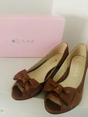 DIANA 브라운 오픈토 펌프스 21.5cm WD43382