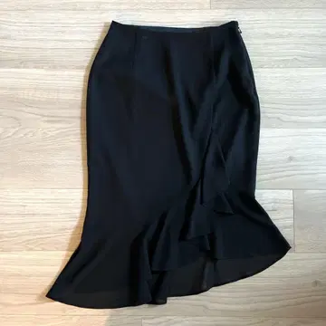 블랙 프릴이 달린 머메이드 스커트