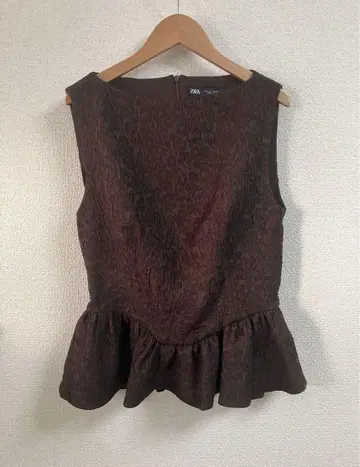 ZARA 엠보싱 가공 페플럼 상의