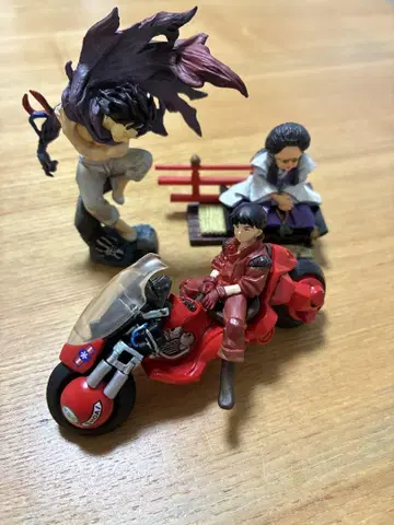 AKIRA 피규어 3개