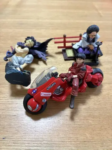 AKIRA 피규어 3개