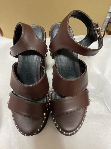 앙비 통굽 스터드 샌들 10cm 이상