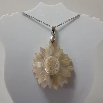 야광 조개 '해바라기' 목걸이.