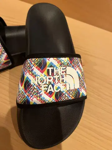 THE NORTH FACE 컬러풀 슬라이드 샌들