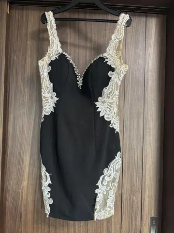 레이스 장식의 블랙 미니 드레스