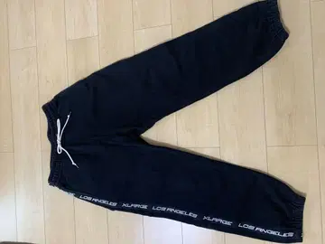 XLARGE 테이프 장식 스웨트 팬츠 블랙