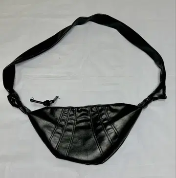 노브랜드 크루아상 바디백