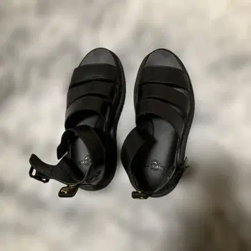 블랙 스트랩 샌들 Dr.martens