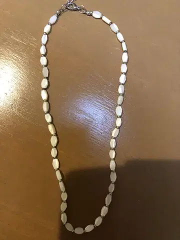 두세 화이트 오벌 비즈 목걸이