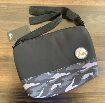 미사용 새상품 Quiksilver 숄더백 블랙/카모플라쥬