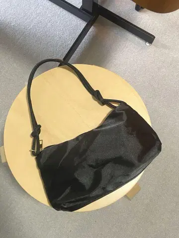 블랙 새틴 숄더백