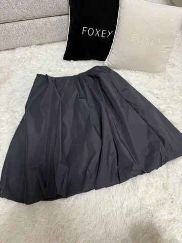 FOXEY NEW YORK의 블랙 플레어 스커트